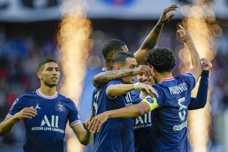 Un abbraccio dei calciatori del Paris!