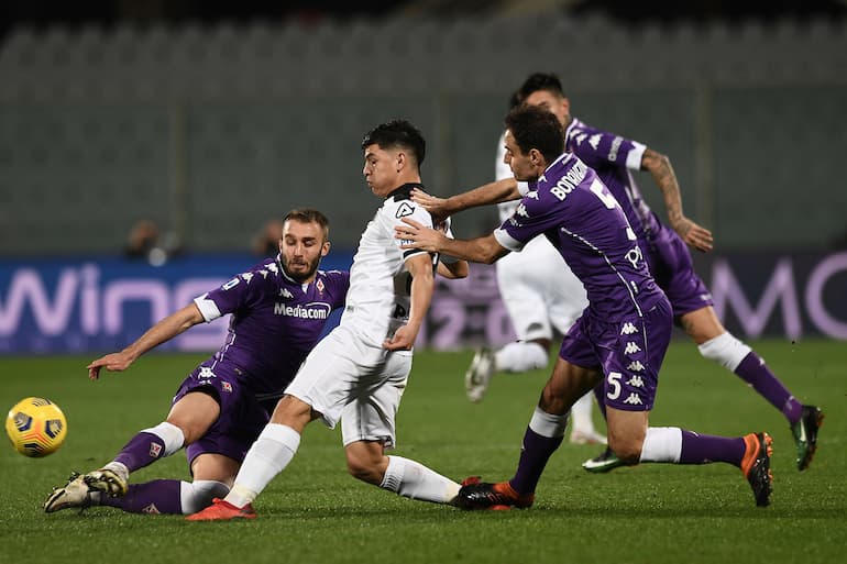 Agudelo tra due giocatori della Fiorentina!