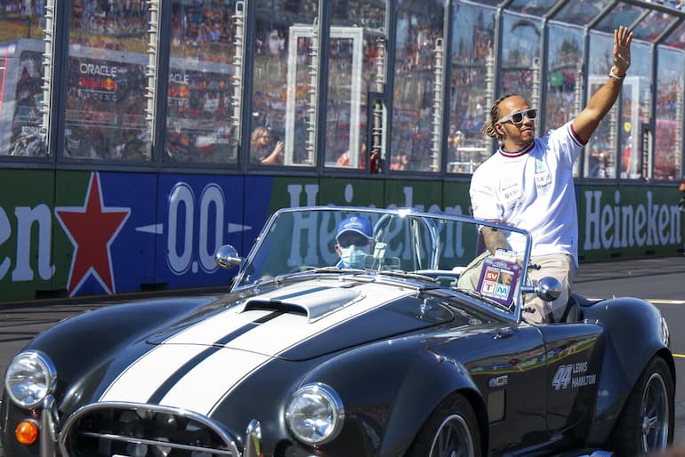 Lewis saluta il pubblico!