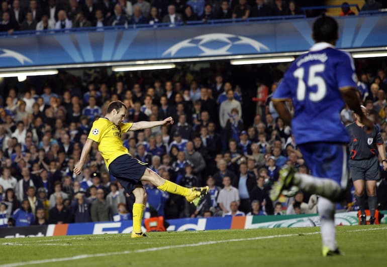 Iniesta colpisce la palla dell'1-1!