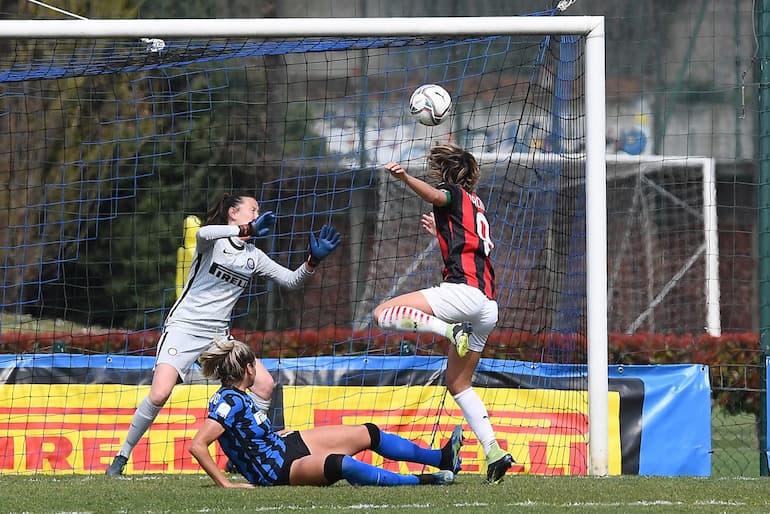 Uno dei gol della Giacinti al derby!
