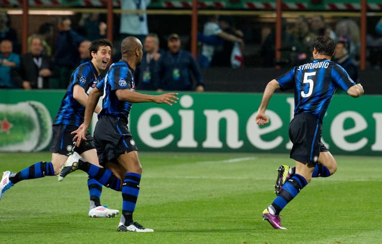 Milito esulta con Stankovic