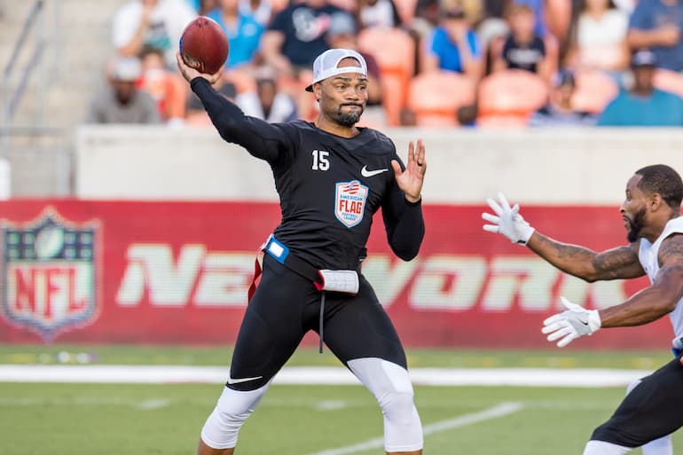 Un'immagine di una sfida di flag football