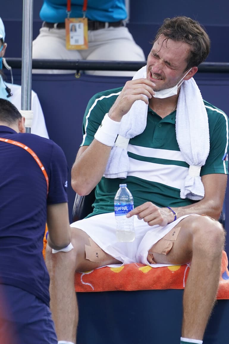 Medvedev con il fisioterapista