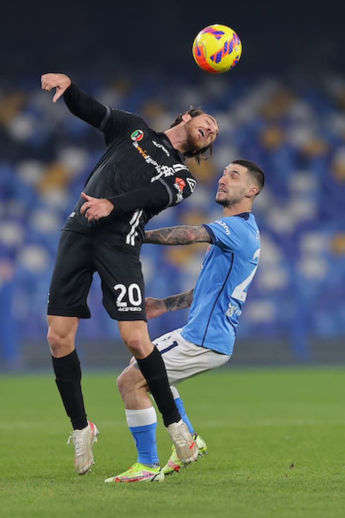 Simone Bastoni in anticipo aereo su Politano!