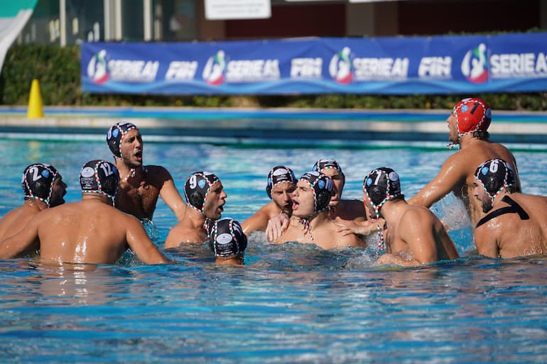 L'esultanza della Pro Recco in acqua