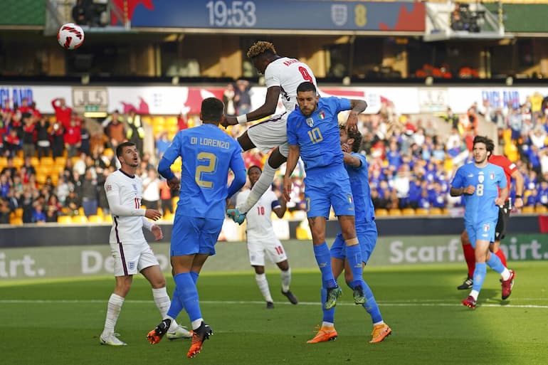 L'attaccante inglese prova la conclusione aerea contro l'Italia!