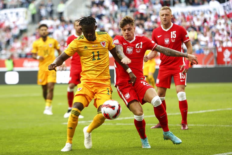 Nicola Zalewski con la maglia della nazionale polacca