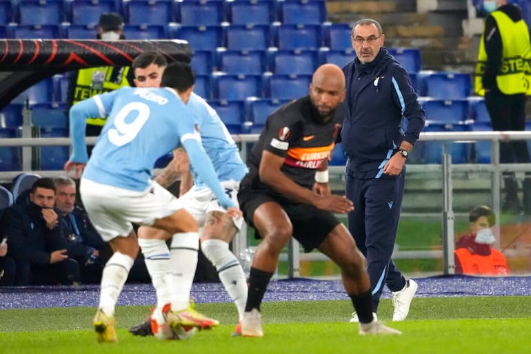 Sarri osserva Pedro in Europa League