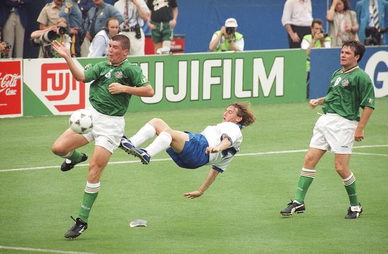 Una spettacolare immagine di Signori nell'esordio mondiale contro l'EIRE