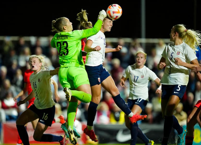 La norvegese Sophie Roman Haug fortissima di testa
