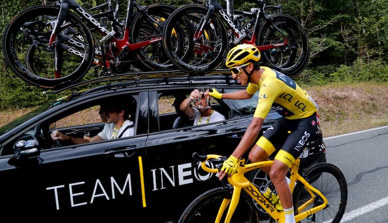 Il colombiano Egan Bernal festeggia nella tappa di Parigi!