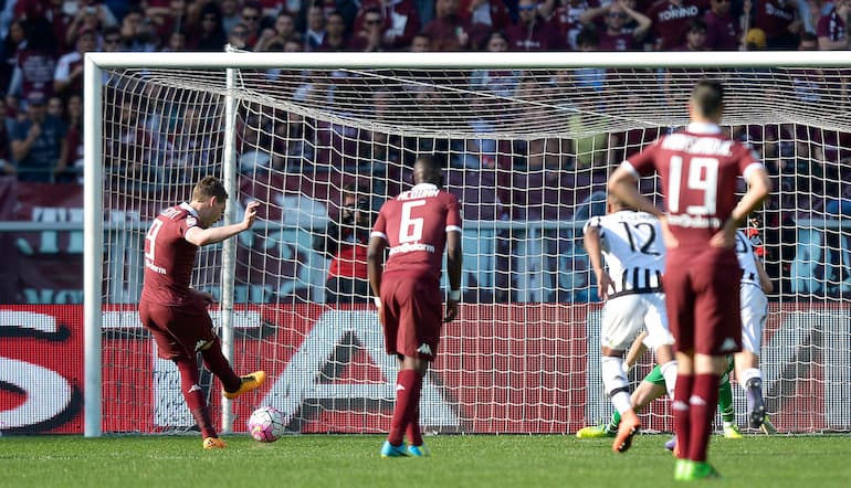 Un rigore del Gallo nel derby di Torino