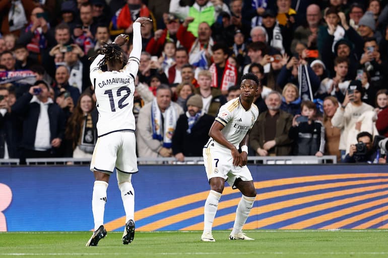 Eduardo Camavinga commemora un gol con Vini!