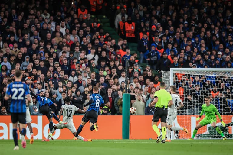 La tripletta di Lookman contro il Bayer Leverkusen