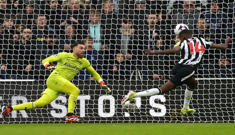 Un bellissimo gol di testa di Alexander Isak