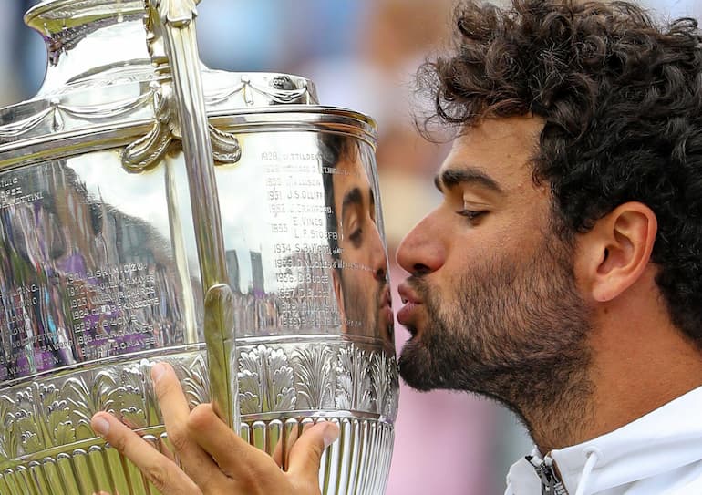 Berrettini con il trofeo del Queens