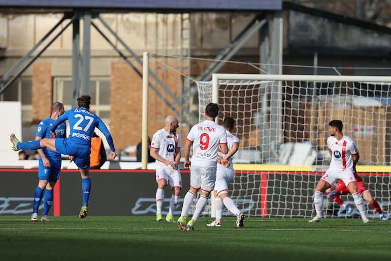 Il primo dei tre gol del polacco al Monza