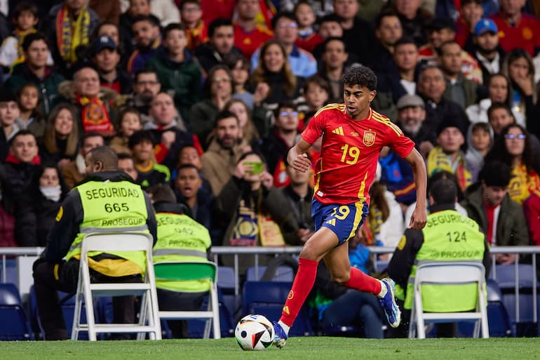 Lamine Yamal è un classe 2007 che è diventato titolare nel Barcellona a 16 anni