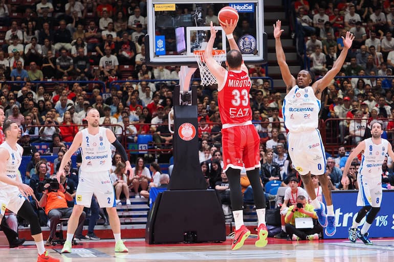 Un canestro di Mirotic nella serie contro Brescia!