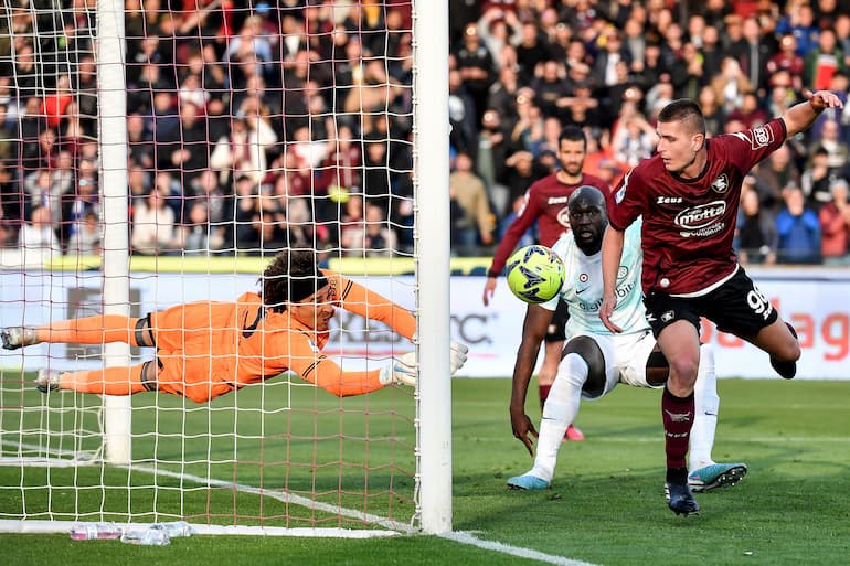 Un volo plastico di Guillermo Ochoa