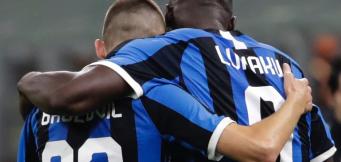 L'abbraccio tra i due marcatori del derby