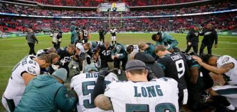 Giocatori di Eagles e Jacksonville raccolti in preghiera a Londra