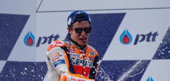 Marc Marquez festeggia la vittoria nel primo MotoGP disputato a Buriram!