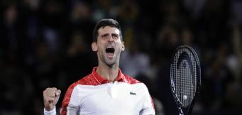 Novak Djokovic festeggia la vittoria su Borna Coric nell'ultima finale 