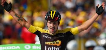 Lo sloveno Primoz Roglic esulta al traguardo
