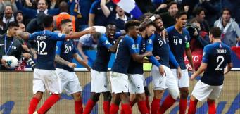 L'esultanza dei transalpini dopo il gol di Giroud alla Turchia!