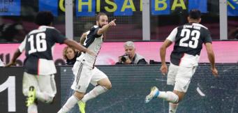 Gonzalo Higuain esulta a San Siro!