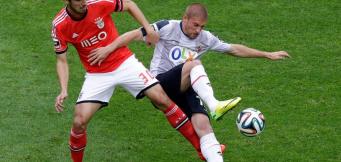 Federico Dionisi ai tempi Olhanense contende il pallone ad Andre Gomes 