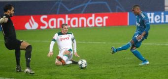 Il clamoroso gol di Douglas Costa a Mosca