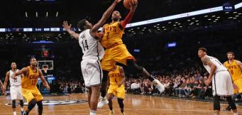 Una stoppata di Henry Sims ai tempi di Brooklyn