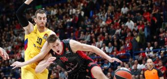 Un'immagine del confronto europeo contro il Barcellona