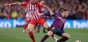 Un contrasto di gioco tra Atletico e Barcellona