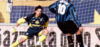 Un giovane Buffon ipnotizza Ronaldo il fenomeno dal dischetto!