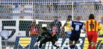 Klas Ingesson realizza un rigore con la maglia del Bari!