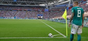 Kroos, dalla bandierina con la maglia della Germania!