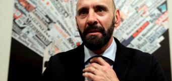 Ramón Rodríguez Verdejo si prepara per una conferenza stampa