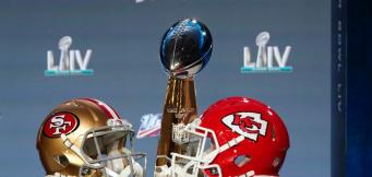 Il Vince Lombardi Trophy tra i caschi delle due finaliste!