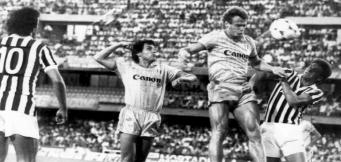 Uno stacco di testa imperioso del tedesco Briegel!