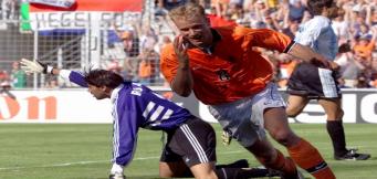 Dennis Bergkamp esulta dopo il gol segnato all'Argentina!