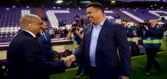 Il fenomeno Ronaldo a bordo campo con Roberto Carlos!