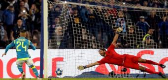 Lorenzo Insigne trasforma il calcio di rigore contro il Liverpool!