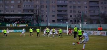 Una punizione laterale calciata da Milan Joksimovic del Gorodeya