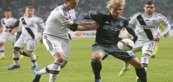Adam Hlousek, a sinistra, e Lukasz Brozkasper contrastano Dolberg dell'Ajax