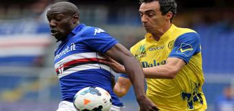 Dainelli con la maglia del Chievo contrasta Okaka!