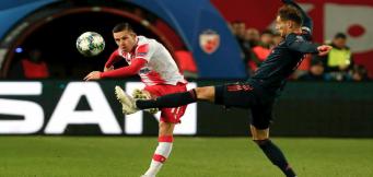 Marko Gobeljic prova a superare la pressione di Leon Goretzka durante la sfida con il Bayern in Champions